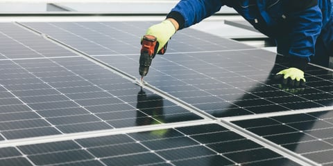 Tecnico installa un pannello solare: il PNRR introduce un nuovo credito d'imposta per sostenere il processo di digitalizzazione e trasformazione energetica delle imprese. 