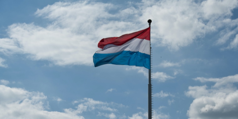 Bandiera del Lussemburgo: scopri cosa comporta la sentenza della Corte amministrativa sulle contribuzioni capitali