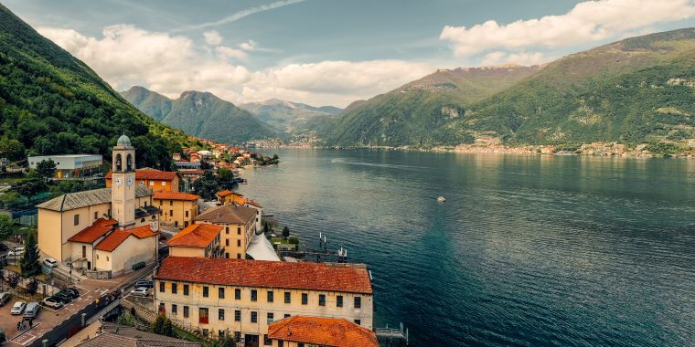 Palazzi e case sullo sfondo del lago di Como