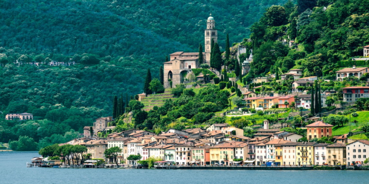 Vista di un borgo ticinese a sfioro sul lago: scopri i vantaggi di trasferire la tua azienda in Svizzera