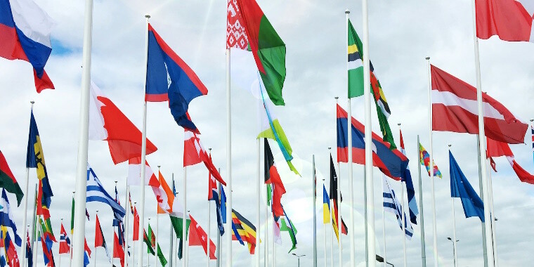 Bandiere da tutto il mondo: scopri le nuove regole della riforma fiscale internazionale in EU