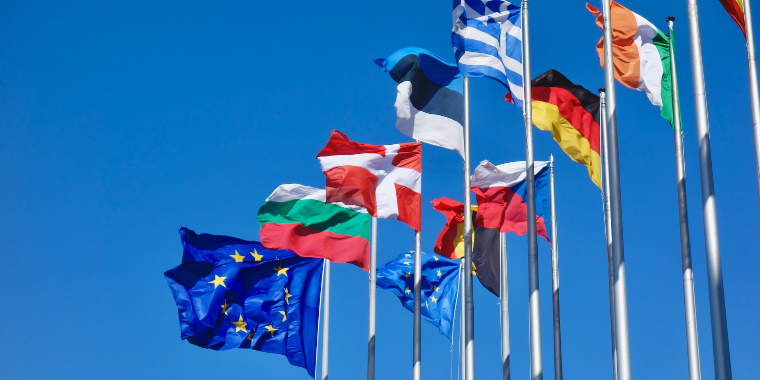 Bandiere europee: Il Consiglio dell’Unione Europea ha rivisto il codice in materia di tassazione delle imprese