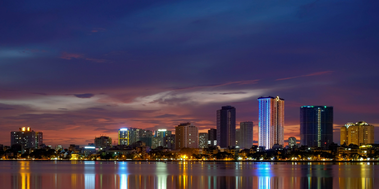 La vista di Hanoi di sera, dove Fidinam ha aperto un nuovo ufficio