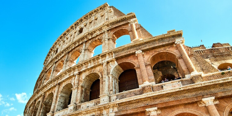 Dettaglio del Colosseo. In Italia cambiano alcuni criteri sulla residenza fiscale delle persone fisiche.