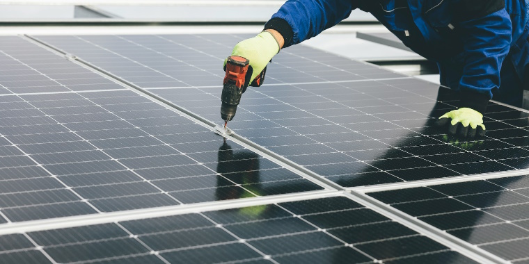 Tecnico installa un pannello solare: il PNRR introduce un nuovo credito d'imposta per sostenere il processo di digitalizzazione e trasformazione energetica delle imprese. 