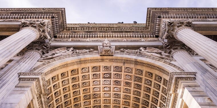 Dettaglio dell'Arco della pace a Milano, nei pressi della sede di Fidinam Italia, esperti di Trust