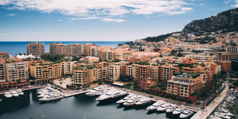 Vista del porto di Montecarlo. Scopri con Fidinam come trasferire la residenza nel Principato di Monaco